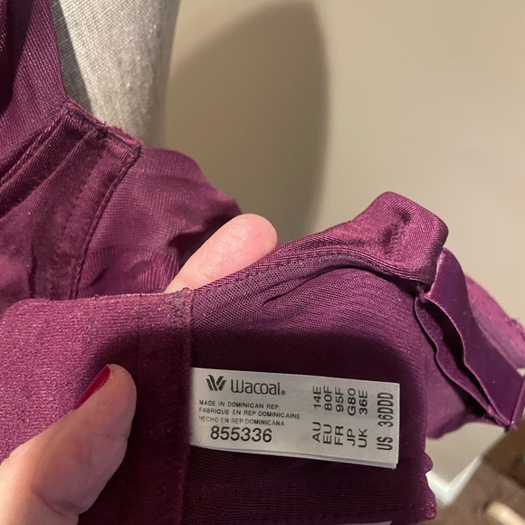 Wacoal Underwire Bra, lightweight but full support for the girls. Burgundy - Picture 3 of 3